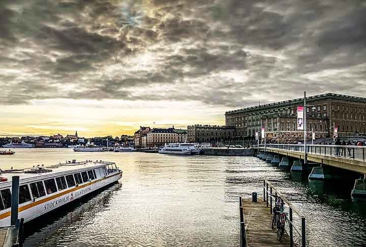 Estocolmo, Suécia – Chamado de "A Veneza do Norte," Estocolmo é construído sobre 14 ilhas conectadas por canais, ideais para passeios de barco que mostram o melhor de sua arquitetura escandinava.
