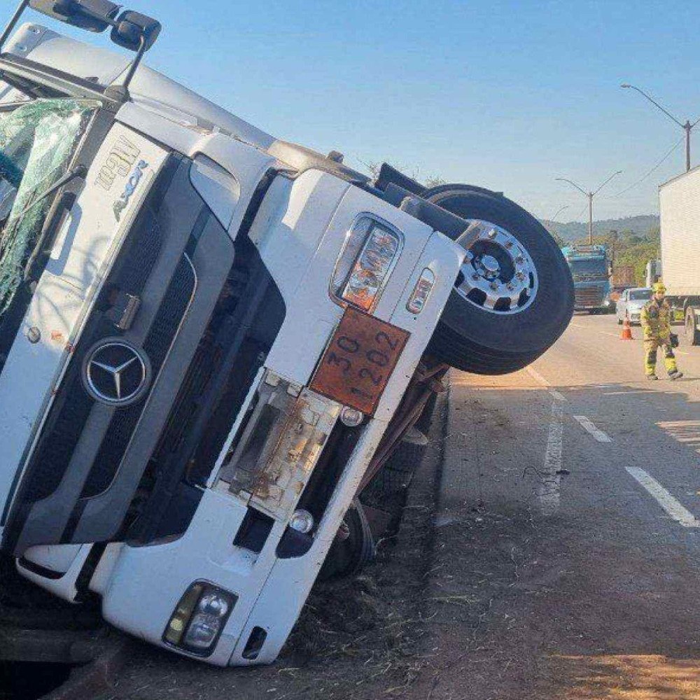 Grande bh: carreta com 30 mil litros de combustível tomba na br-381