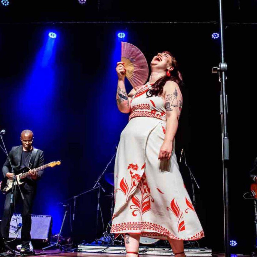 Cantora britânica vai à feira da afonso pena e faz mimo para fã