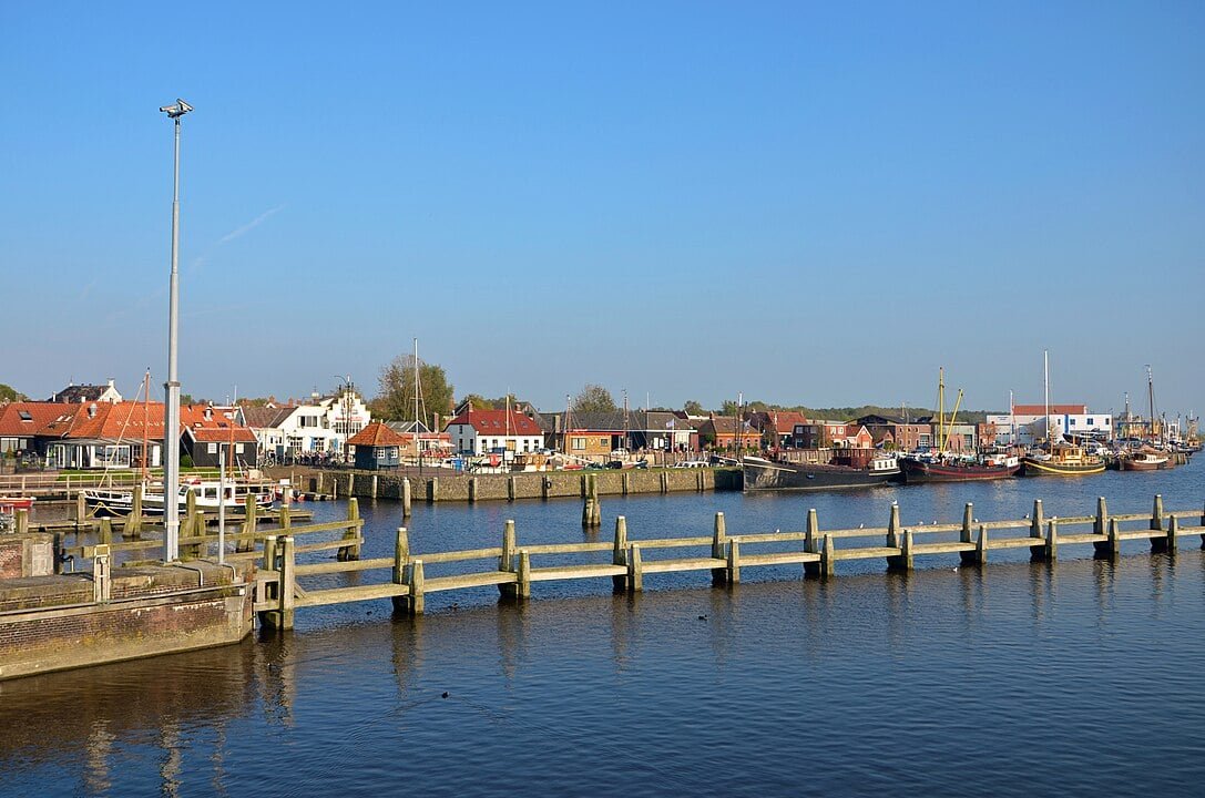 Zoutkamp, Países Baixos: Uma vila no norte da Holanda com aproximadamente 500 habitantes, Zoutkamp se encontra cerca de 3 metros abaixo do nível do mar. É uma área agrícola protegida por diques e conhecida por seus canais.
