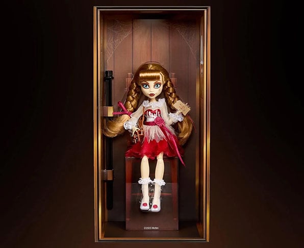 Annabelle, inclusive, vem na caixa de vidro que é típica da proteção que a boneca verdadeira recebe: uma redoma benzida de tempos em tempos por um padre, para conter o Mal. - Reprodução Twitter @beepopofc
