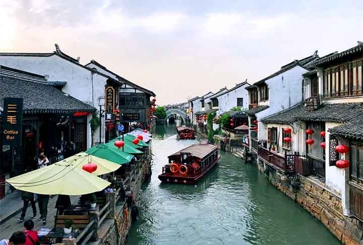 Suzhou, China – Conhecida como a "Veneza do Oriente," Suzhou tem uma rede de canais históricos onde barcos levam turistas por templos, jardins e arquitetura chinesa antiga.

