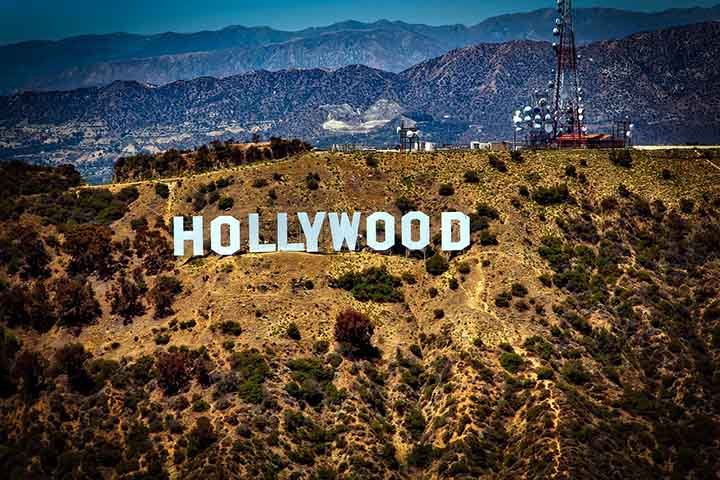Hollywoodland foi o nome dado a esse grupo de casas em quatro estilos específicos.: tudor ou inglês medieval, francês-normando, mediterrâneo e colonial-espanhol. Era digno de uma história ambientada no chamado "velho mundo", apresentado como "o reino da alegria e saúde".