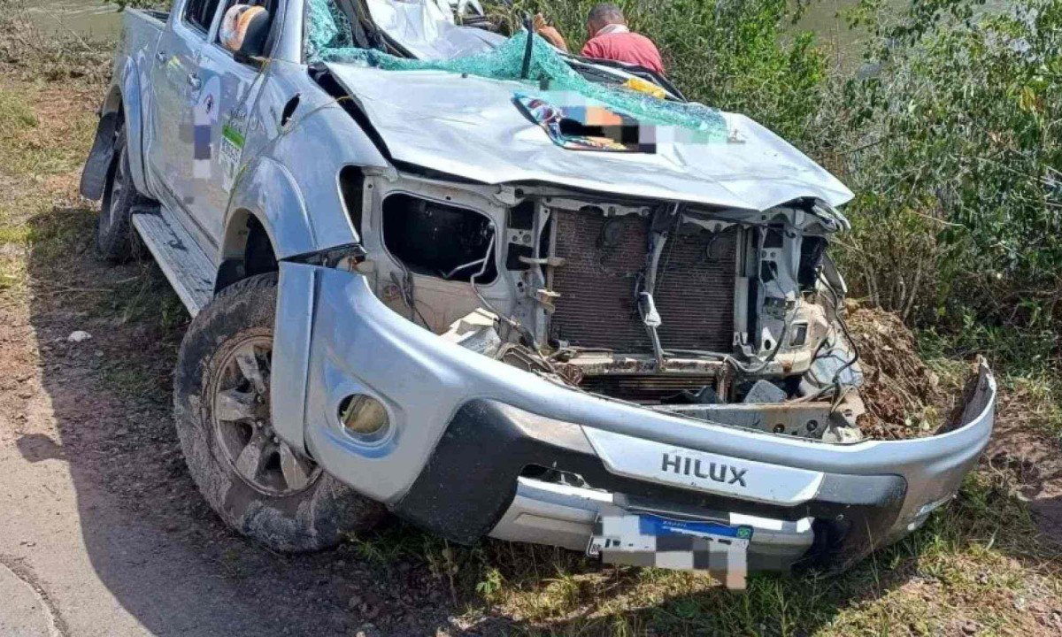 Toyota Hillux em que casal viajava com guia turístico capotou voltando de Lençóis Maranhenses (MA) e ficou destruída -  (crédito: PRF/Divulgação)
