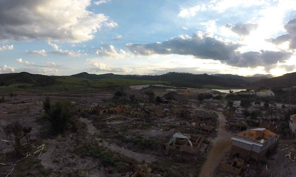 O povoado de Bento Rodrigues foi completamente arrasado pela lama do rompimento da Barragem do Fundão