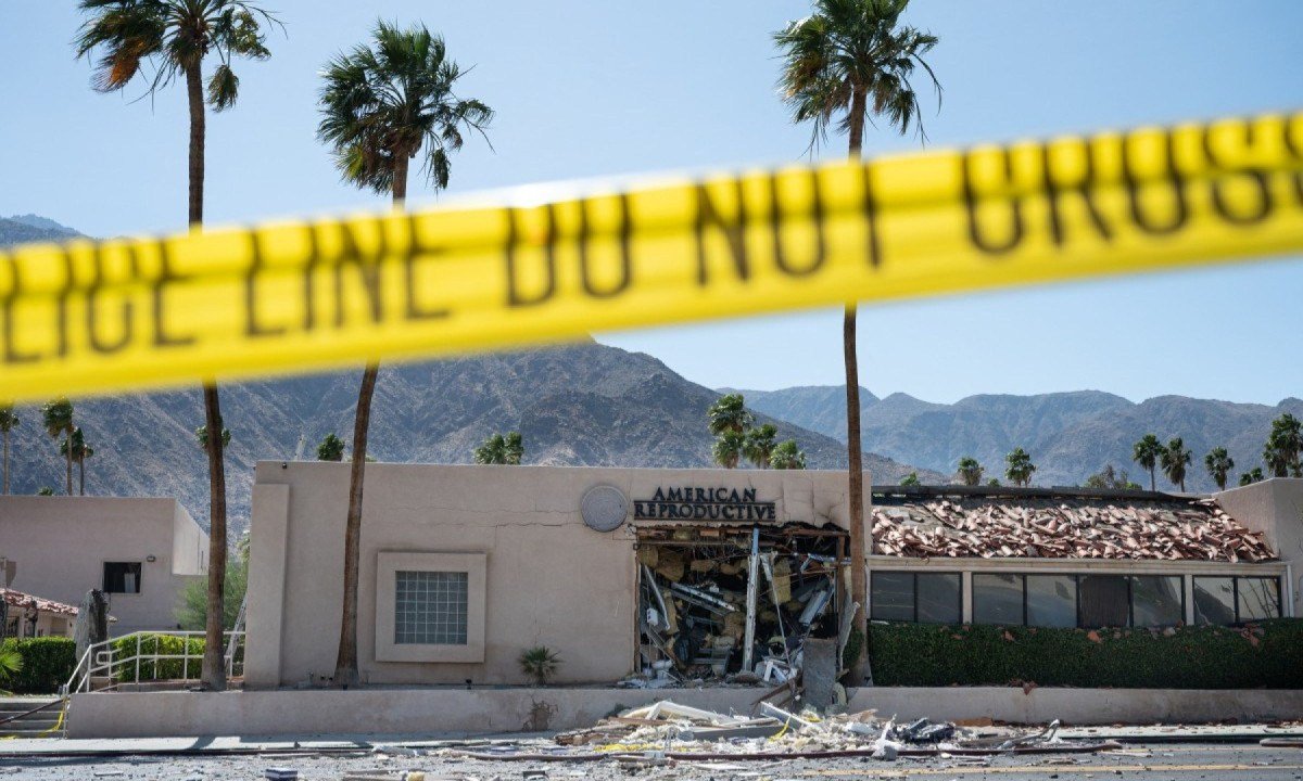 Clínica de fertilidade destruída por explosão de bomba do lado de fora do prédio em Palm Springs, na Califórnia (EUA)
       -  (crédito: Gabriel Osorio / AFP)
