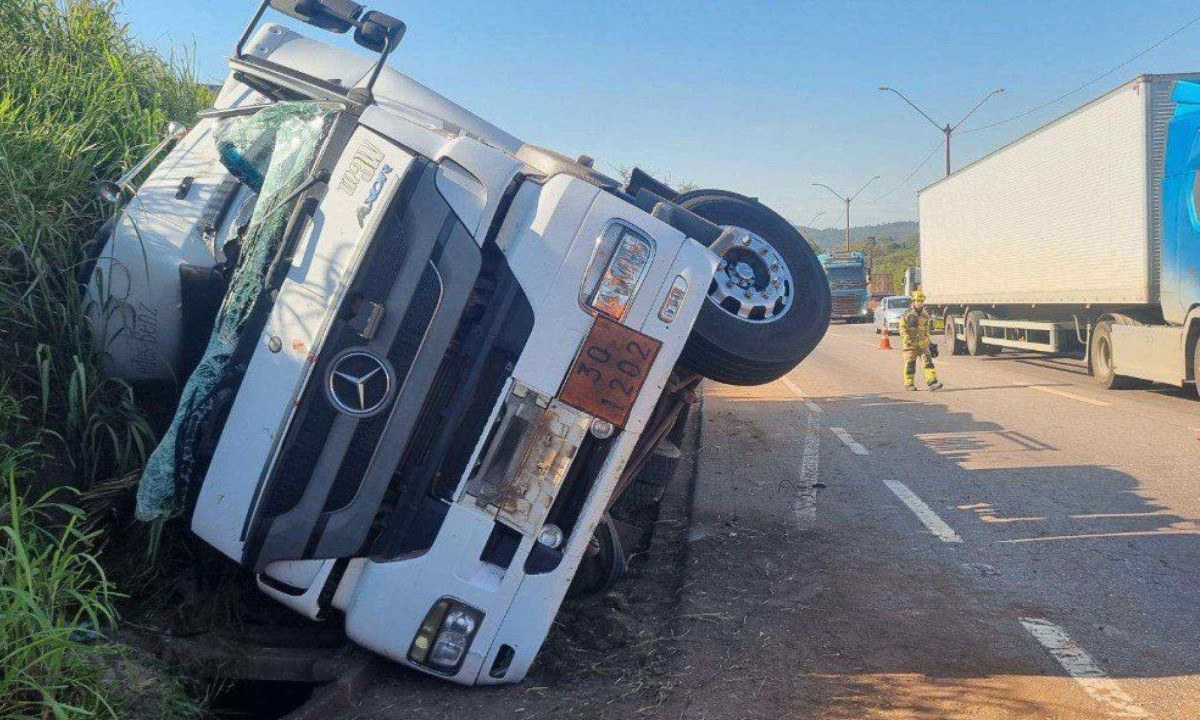 A Artemig informa que o trecho está com a segunda faixa e o acostamento interditado. Durante a tarde, foi registrado um congestionamento de 4,5km -  (crédito: Reprodução / Corpo de Bombeiros )