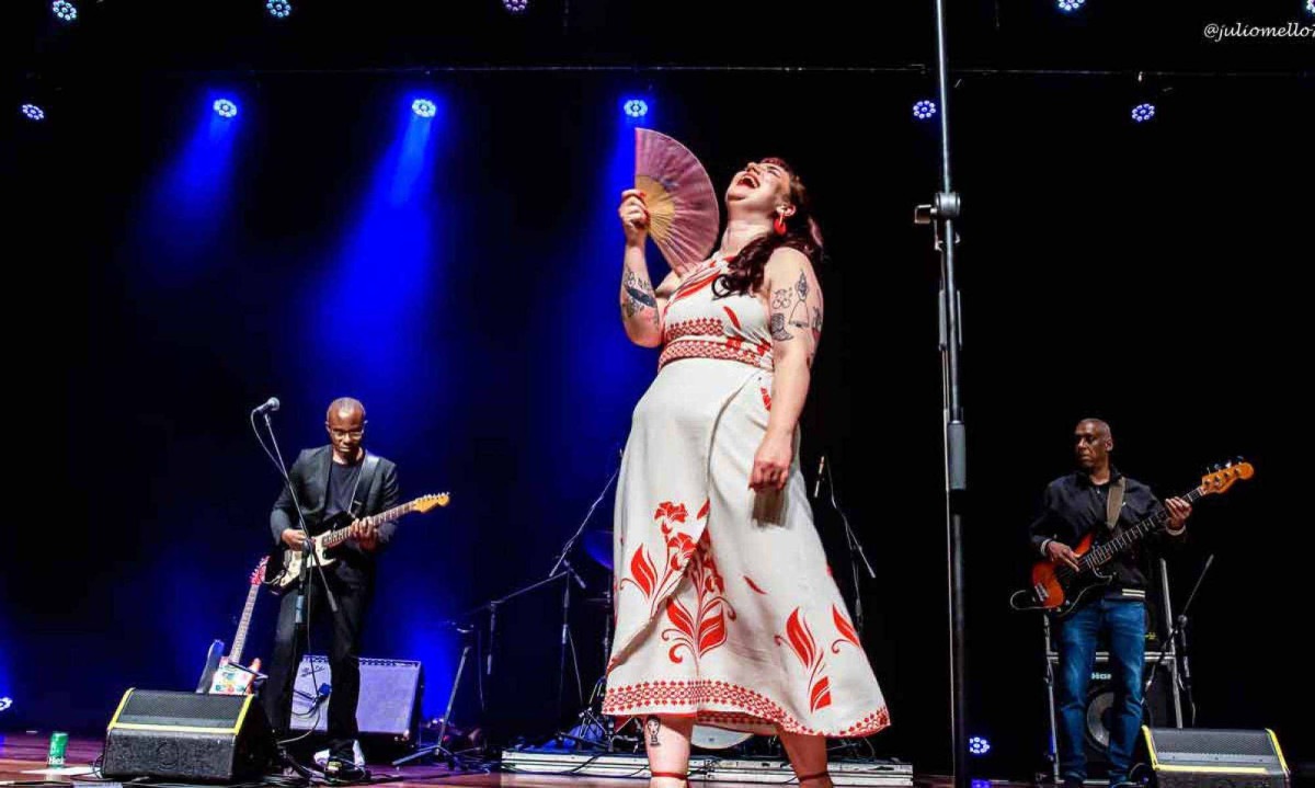 Para diminuir o calor, a cantora Bronte Shande ganhou leque de alguém da plateia, no BeFly Minascentro -  (crédito: Julio Mello/Divulgação)