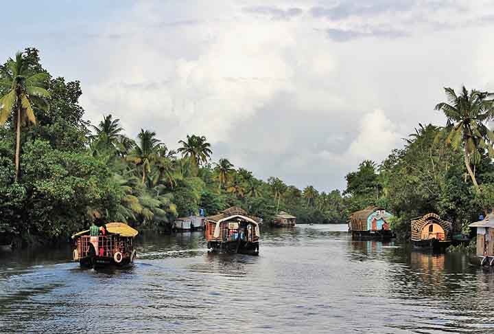 Alleppey, Índia – Famosa pelos "backwaters" de Kerala, os canais de Alleppey permitem passeios de barco em meio a áreas rurais e cenários naturais tranquilos.

