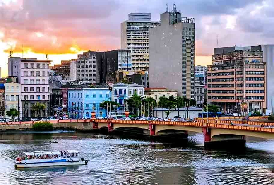 Recife (Pernambuco) – Conhecida como a "Veneza Brasileira," Recife tem vários canais e pontes, especialmente na área central e no Bairro do Recife Antigo. Há passeios de barco que percorrem esses canais, mostrando a arquitetura histórica e o encontro dos rios Capibaribe e Beberibe.
