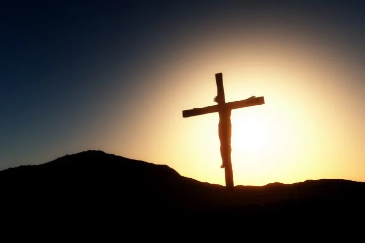 Por desafiar a ordem vigente, Jesus foi preso, julgado e condenado à morte por crucificação, uma execução comum na época.