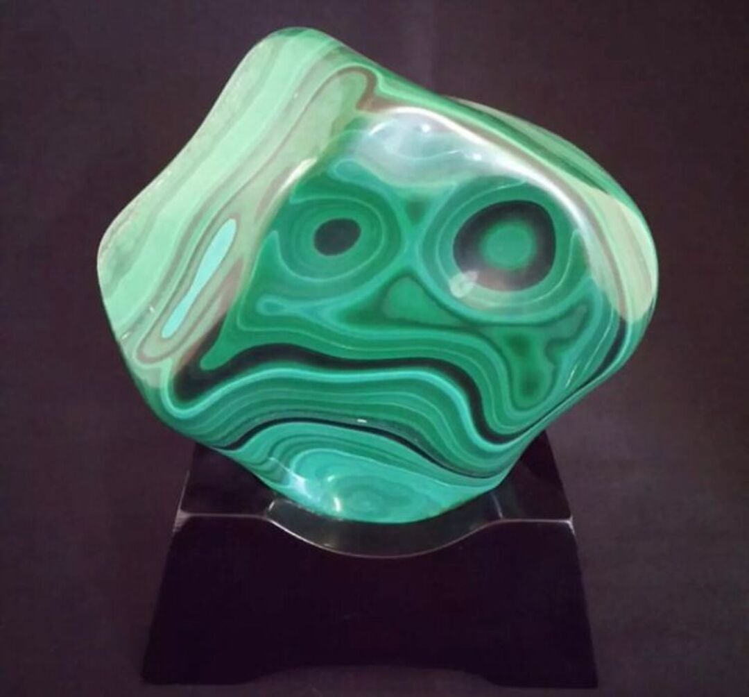 O museu se baseia no termo conhecido como “pareidolia”, que se trata de um fenômeno psicológico em que uma pessoa percebe padrões como rostos ou formas reconhecíveis em objetos inanimados. 