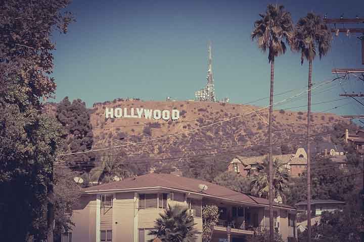 Na ocasião, 80% da produção cinematográfica mundial teria seu epicentro em Hollywood. "Esse foi o eixo da estratégia para promover a urbanização, e o letreiro luminoso no topo do cânion Beachwood foi a última de suas peças", disse o professor Braudy à BBC Mundo 