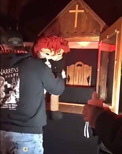 Ed e Lorraine identificaram que a boneca canalizava espírito maligno. Eles levaram a boneca para casa, onde mantinham um cômodo destinado a armazenar objetos que tinham sido apreendidos durante ações de exorcismo.-Reprodução de vídeo do twitte @ConjuringBrasil