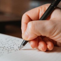 Nossos primeiros rabiscos são influenciados pela forma como aprendemos a segurar os materiais com os mais velhos  -  (crédito: Getty Images)