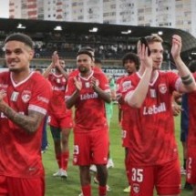 Time com ex-jogadores do Cruzeiro faz história e disputará competição da Uefa