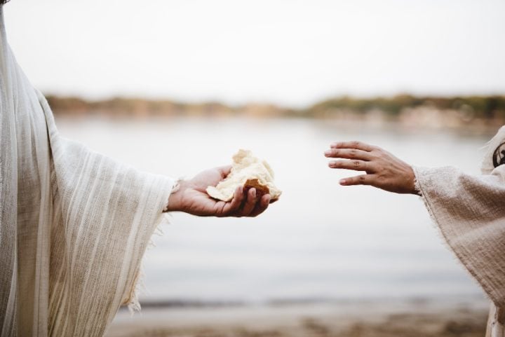 Segundo relatos, Jesus também teria realizado milagres, como multiplicar alimentos, curar enfermos, expulsar demônios e até ressuscitar mortos.