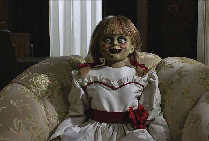 Só que, nos filmes, Annabelle é bem diferente da original. Não é de tecido e tem um semblante mais malicioso.  E é justamente essa boneca que podia ficar em exposição, já que a original, por motivos óbvios, nunca sai da caixa de proteção contra o Mal. -Imagens do site IMDB