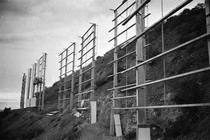 O que mais contribuiu para tornar o letreiro um emblema foi sua apariÃ§Ã£o em filmes como Terremoto (1974), O Dia dos Gafanhotos (1975) e Superman: O Filme (1978).