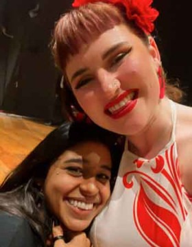 A cantora britânica Bronte Shande e a artesã mineira Iara de Oliveira fazem selfie juntas  