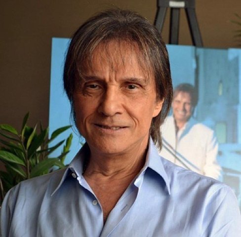 Em entrevista ao Fantástico, da Rede Globo, em 2004, Roberto Carlos contou que o TOC o fez mudar a letra de “É Preciso Saber Viver”, suprimindo a palavra “mal”. “Digo se o bem e o bem existem”, afirmou à época. 
