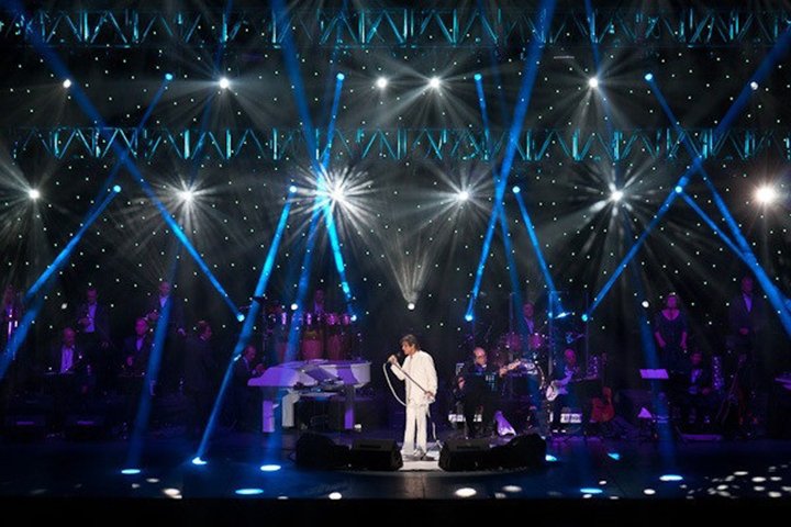 Portador de Transtorno Obsessivo Compulsivo (TOC), Roberto Carlos já falou abertamente algumas vezes sobre o fato. Ele não usa roupas com marrom e roxo e já ficou irritado ou até mesmo deixou de participar de eventos pela presença de pessoas que trajavam essas cores. Os tons azul e branco são predominantes em seus shows. 