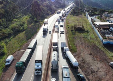 A Artemig informa que o trecho está com a segunda faixa e o acostamento interditado. Durante a tarde, foi registrado um congestionamento de 4,5km -  (crédito: Leandro Couri/ EM/D.A Press)