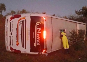 A maioria das pessoas conseguiu sair sozinha do veículo -  (crédito: Reprodução/Redes sociais)