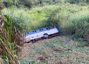 Micro-ônibus caiu em um barranco em Juiz de Fora -  (crédito: CBMMG)