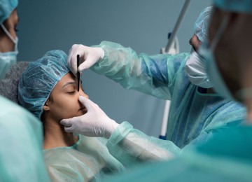 Lei assegura direito a acompanhante para mulheres que se submetam a consultas, exames e procedimentos que induzam a inconsciência total ou parcial  -  (crédito: DINO)