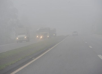 Neblina é mais comum nos períodos de outono e inverno: na foto, a rodovia BR-040, entre Barbacena e Santos Dumont
       -  (crédito:  Juarez Rodrigues/EM/D.A Press)
