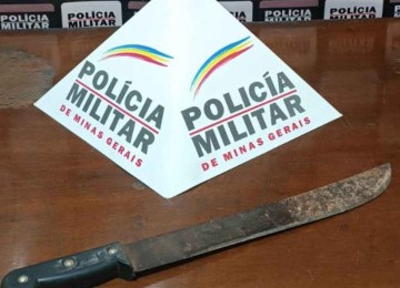 O facão foi encontrado com o autor ainda sujo de sangue -  (crédito: Divulgação/PMMG)