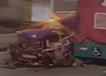 O carro está acidentado e abandonado na Avenida Antônio Carlos -  (crédito: Reprodução/Redes sociais)