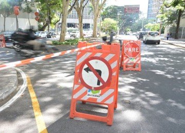Teste operacional de transito tem alteracoes na conversao de Avenida Barbacena com Ruas Alvarenga Peixoto e Martim de Carvalho, no bairro de Lourdes, na regiao centro-sul -  (crédito: Leandro Couri/EM/D.A. Press)