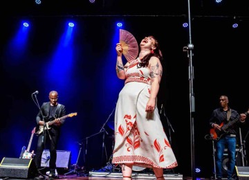 Para diminuir o calor, a cantora Bronte Shande ganhou leque de alguém da plateia, no BeFly Minascentro -  (crédito: Julio Mello/Divulgação)