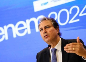 O ministro da Educação, Camilo Santana, disse que estão previstos dois anos de transição para adaptação gradual dos cursos -  (crédito: MARCELO CAMARGO/AGÊNCIA BRASIL)