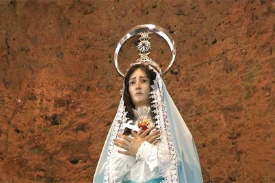 Uma imagem de Nossa Senhora das Dores, abrigada na paróquia de Pirenópolis, em Goiás, deu o que falar depois que os fiéis perceberam uma alteração na fisionomia da escultura. Eles reclamaram que teria havido uma "harmonização" - equivalente ao que as pessoas fazem para melhorar o semblante. 

 -  (crédito:  Reprodução de vídeo TV Anhanguera)