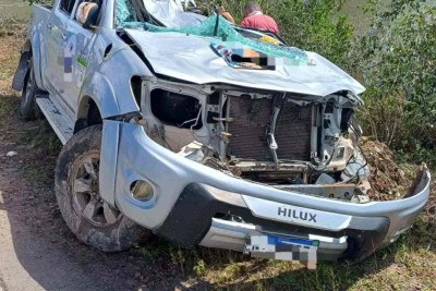 Toyota Hillux em que casal viajava com guia turístico capotou voltando de Lençóis Maranhenses (MA) e ficou destruída -  (crédito: PRF/Divulgação)
