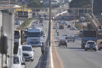 O acidente bloqueia uma das faixas do Anel Rodoviário na manhã desta segunda-feira (19/5) -  (crédito: Alexandre Guzanshe/EM/D.A. Press)
