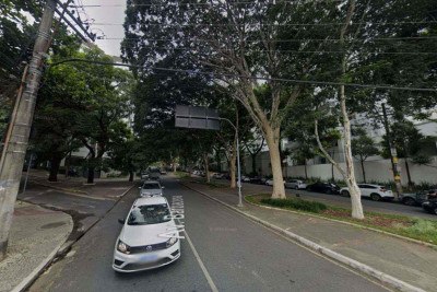 A Avenida Barbacena, entre as ruas Martim de Carvalho e Alvarenga Peixoto, terá a circulação nas pistas de retorno alterada a partir desta segunda-feira (19) -  (crédito: Street View)