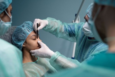 Lei assegura direito a acompanhante para mulheres que se submetam a consultas, exames e procedimentos que induzam a inconsciência total ou parcial  -  (crédito: DINO)
