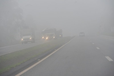 Neblina é mais comum nos períodos de outono e inverno: na foto, a rodovia BR-040, entre Barbacena e Santos Dumont
       -  (crédito:  Juarez Rodrigues/EM/D.A Press)