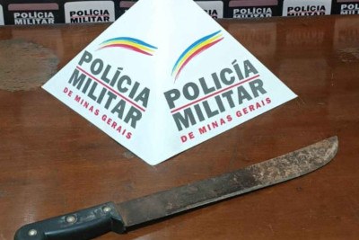 O facão foi encontrado com o autor ainda sujo de sangue -  (crédito: Divulgação/PMMG)