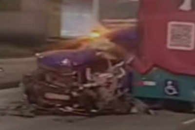 O carro está acidentado e abandonado na Avenida Antônio Carlos -  (crédito: Reprodução/Redes sociais)