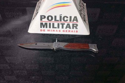 A faca usada no crime foi apreendida e será periciada -  (crédito: Reprodução/PMMG )