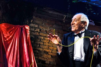 O ator, diretor, dramaturgo e fundador do Teatro Oficina em cena da montagem de 'Cacilda' de 2013
 -  (crédito: Edicoes Sesc São Paulo/Divulgação)