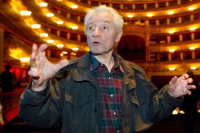 Coreógrafo russo Yuri Grigorovich gesticula durante ensaio final do balé 'Uma Lenda de Amor' no palco do Teatro Bolshoi em Moscou (Rússia), em 23 de abril de 2002 -  (crédito: Alexander NEMENOV / AFP)
