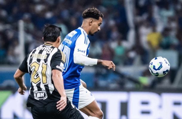 MATHEUS PEREIRA – No primeiro tempo, fez um jogo de qualidade, distribuindo as bolas e encontrando companheiros bem colocados. Caiu um pouco de produção no segundo tempo, mas foi muito aplicado, ajudando até na marcação. NOTA: 7,5. Foto: Gustavo Aleixo/Cruzeiro