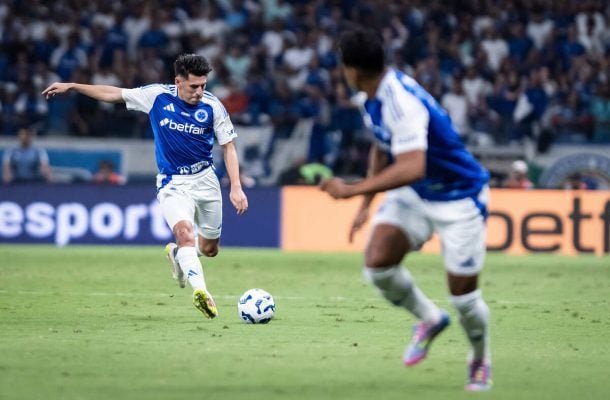 VILLALBA – Bom trabalho na área, freando os poucos ataques do Galo sobre o seu setor. Quase marcou um gol de cabeça no primeiro tempo. NOTA: 6,5. Foto: Gustavo Aleixo/Cruzeiro