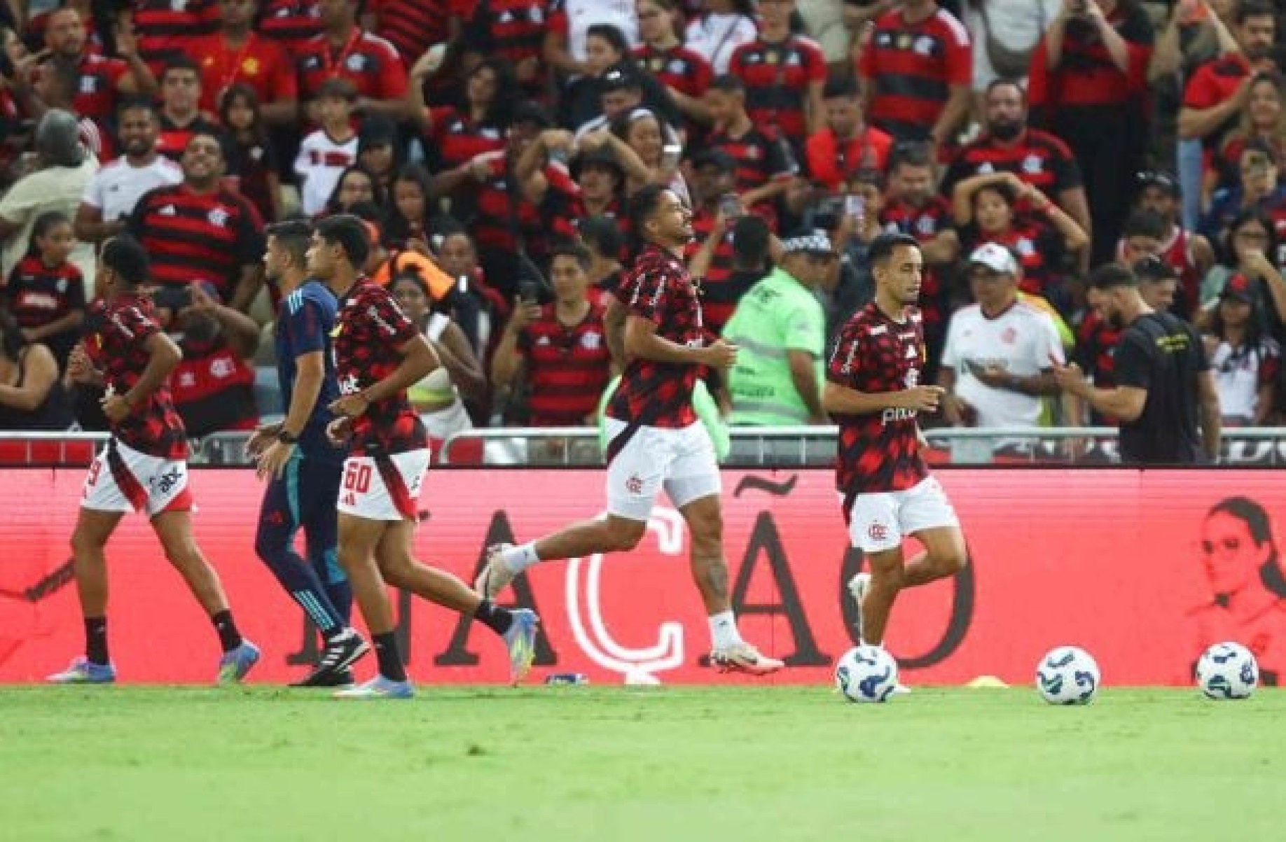 Só uma ótima janela manterá Flamengo na briga por títulos Só uma ótima janela manterá Flamengo na briga por títulos